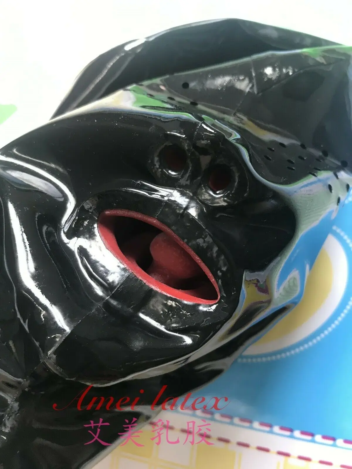 Латексная маска сетчатые глаза с красными зубами и трубкой для носа| |