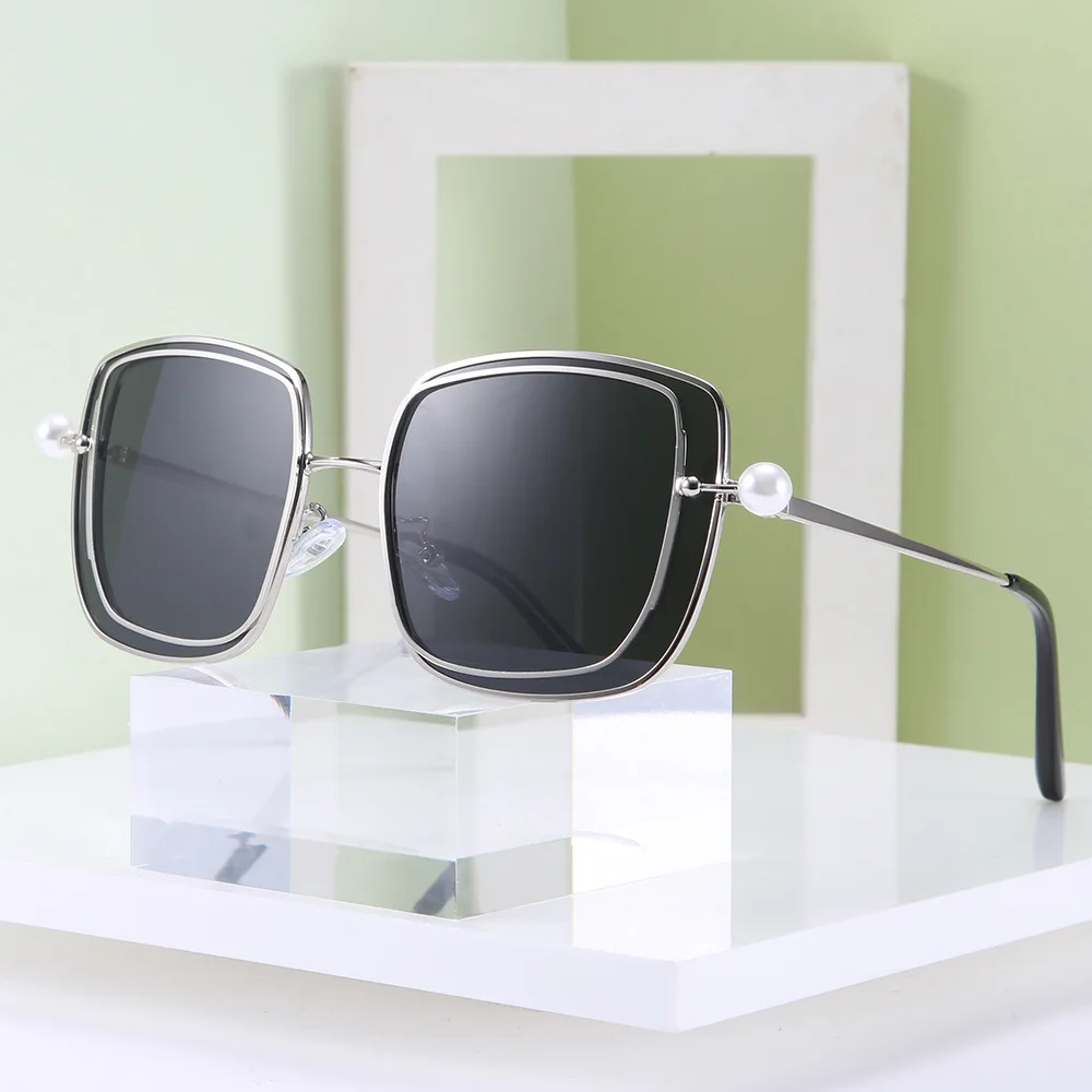 

Personality Polarized Sunglasses with Pearl Temples