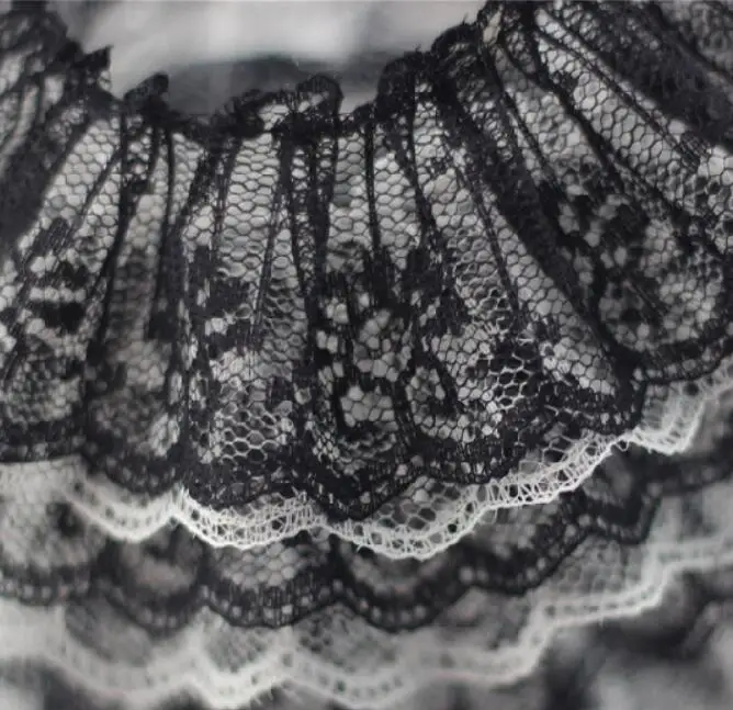 Черно-белое плиссированное платье с кружевным гипюровым воротником 1 м ширина 5