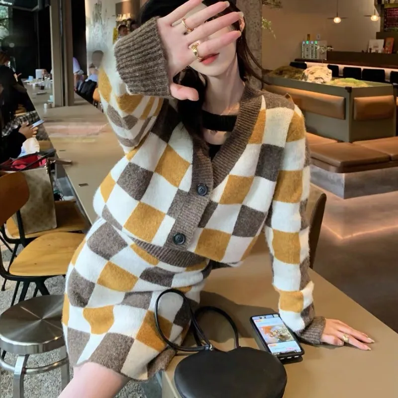 

Женский клетчатый Трикотажный костюм, элегантный кардиган с V-образным вырезом и юбка с высокой талией, комплект из двух предметов, Осень-зи...