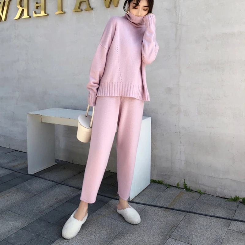 Женский трикотажный комплект из двух предметов свитер с высоким воротником