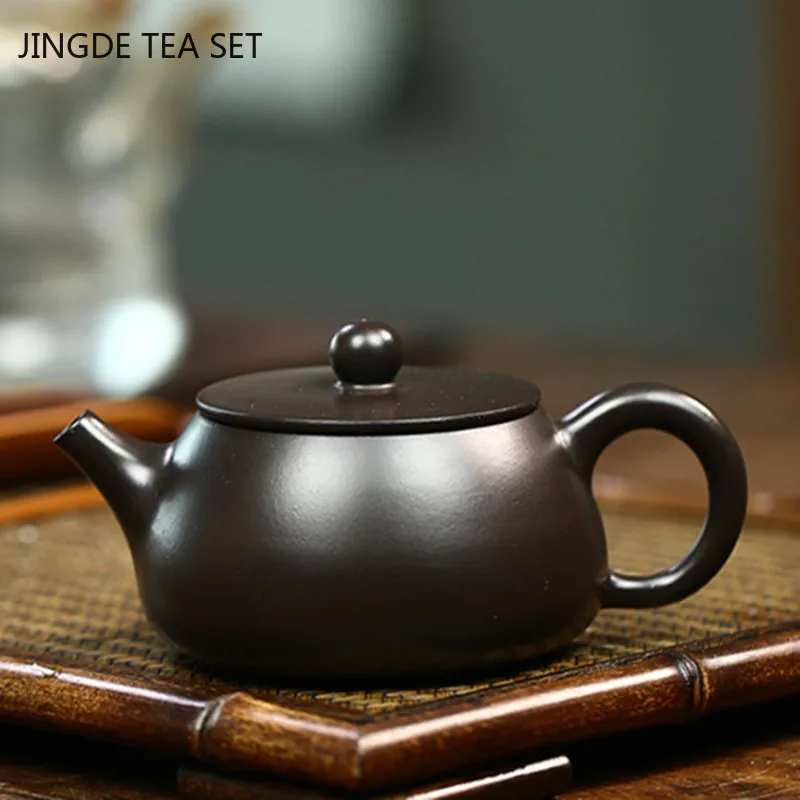 

Аутентичные чайные горшки из исинской глины, чайный горшок из фиолетовой глины, необработанная руда, черная грязь, плоская каменная ложка, к...