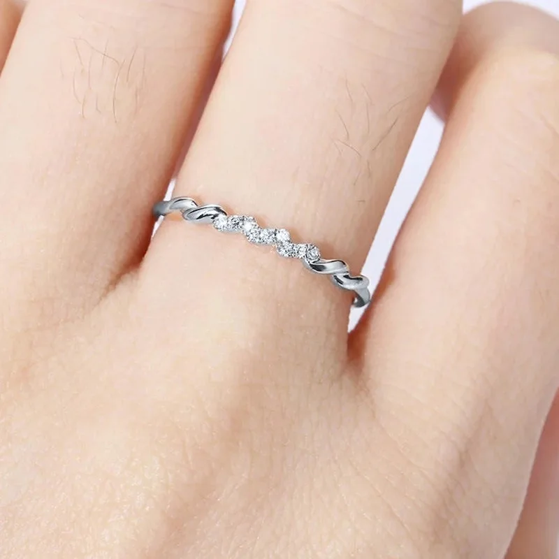 Кольцо женское модное с вставкой циркона и простым золотым плетением волны, украшенное стразами 2 мм. Популярное украшение 2020 года.