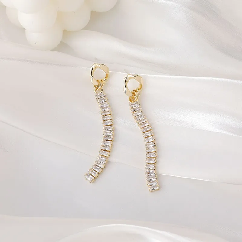 

2021 New Arrival Fashion Long Tassels Fine Crystal Earrings Contracted Joker Geometric Women Drop Earrings