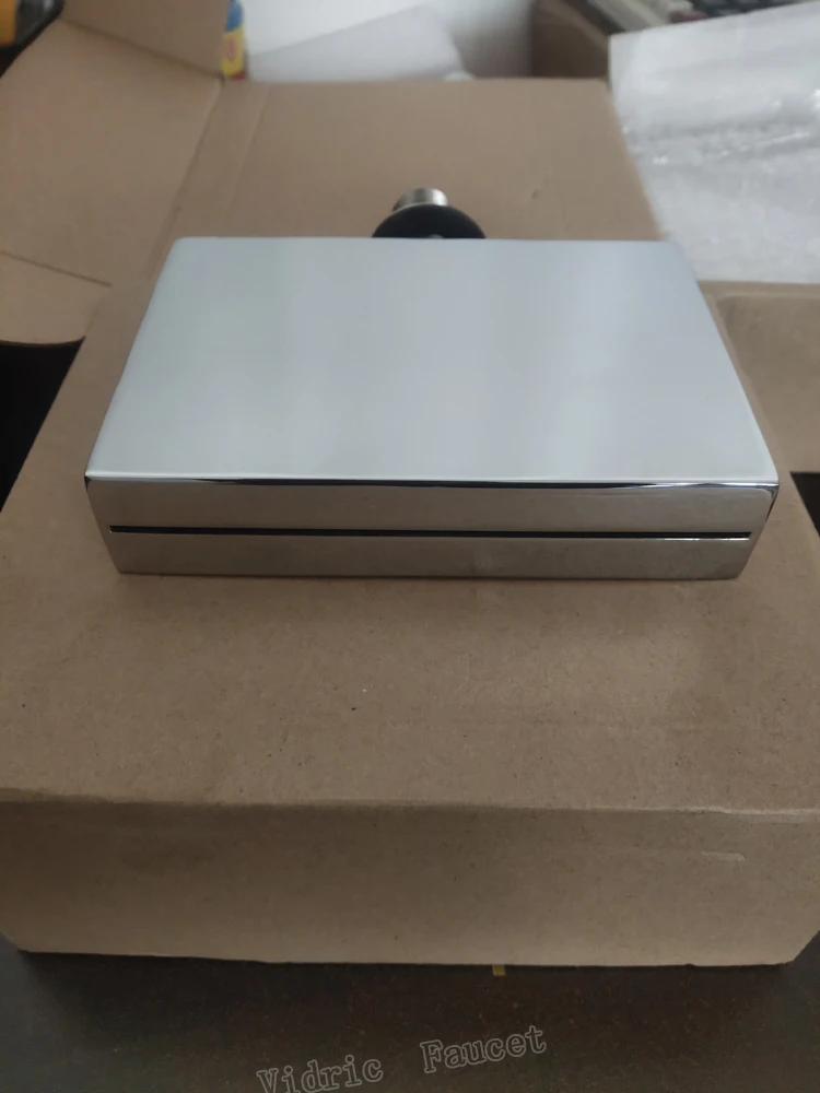 Настенный смеситель для ванной комнаты с водопадом латунный Смеситель