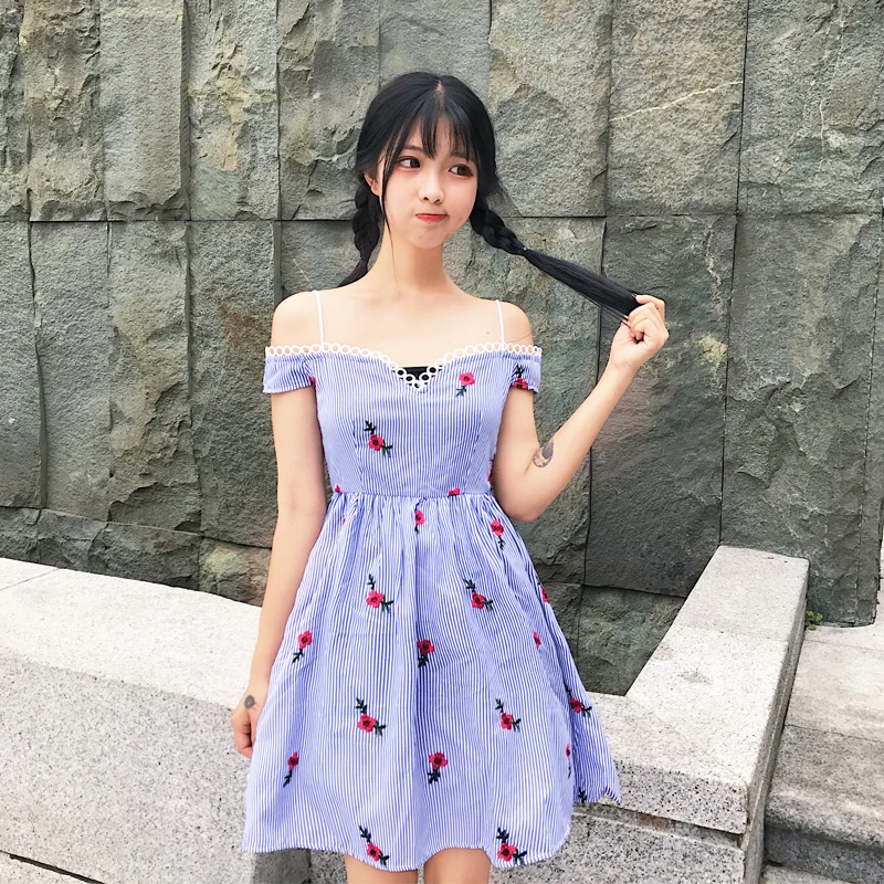Платье-спагетти в полоску с v-образным вырезом и вышивкой Новинка лета 2020 платья