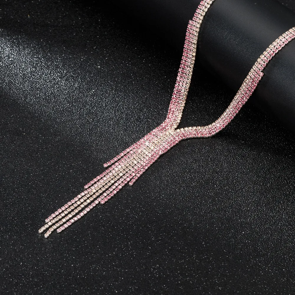 Зеленое розовое фиолетовое ожерелье с кисточками и посеребренными кристаллами