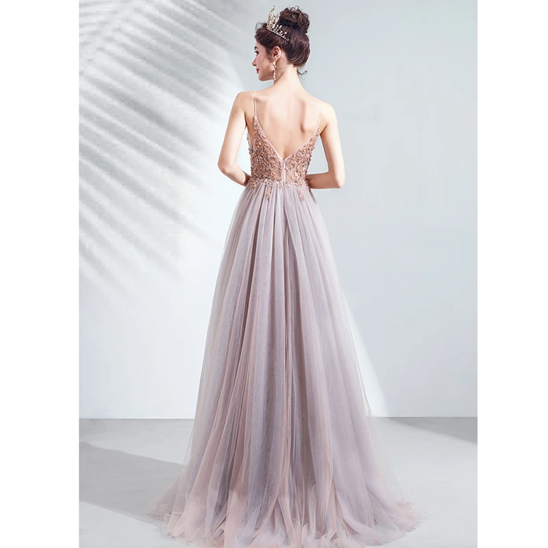 Женское вечернее платье на тонких бретельках длинное розовое из тюля расшитое