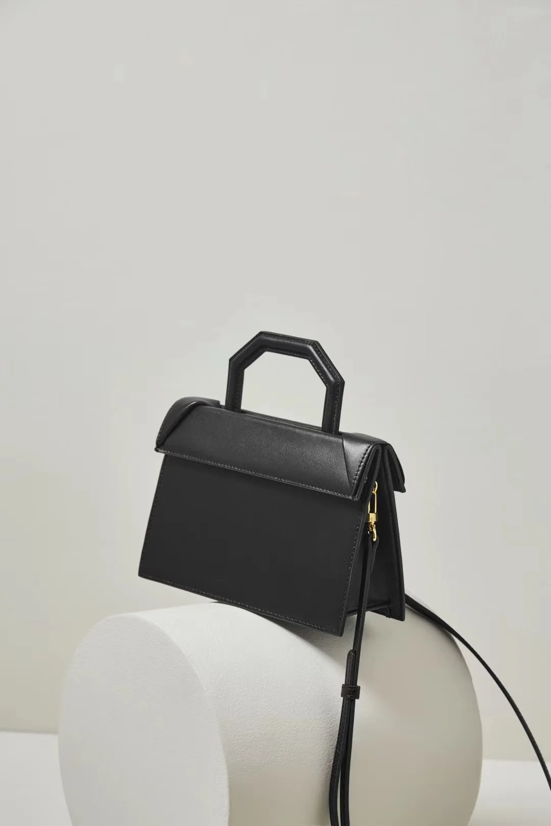 

Женская сумка через плечо, из натуральной кожи