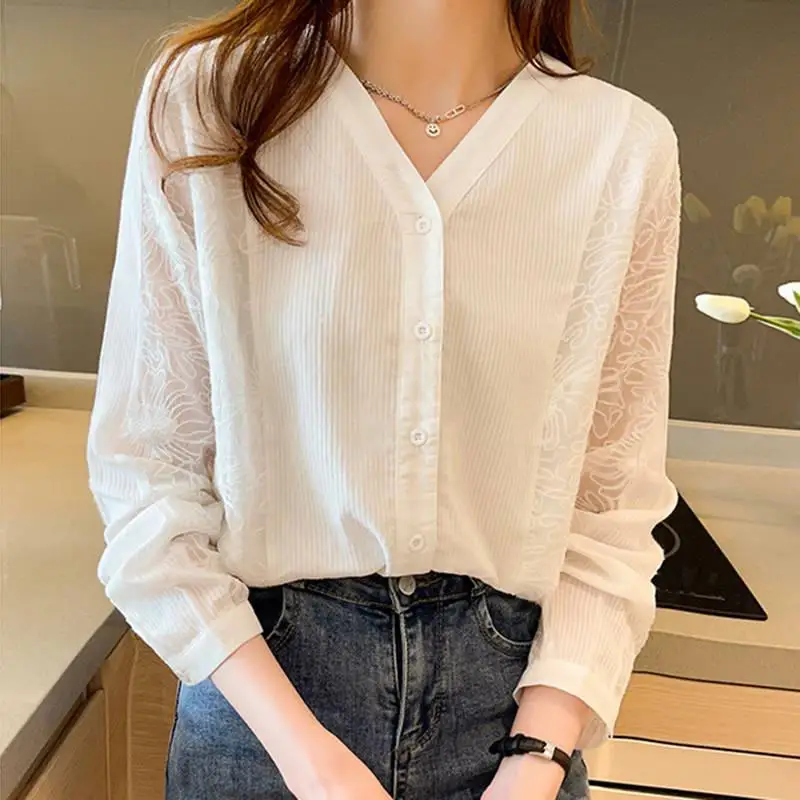 

Блузка женская кружевная с длинным рукавом и V-образным вырезом