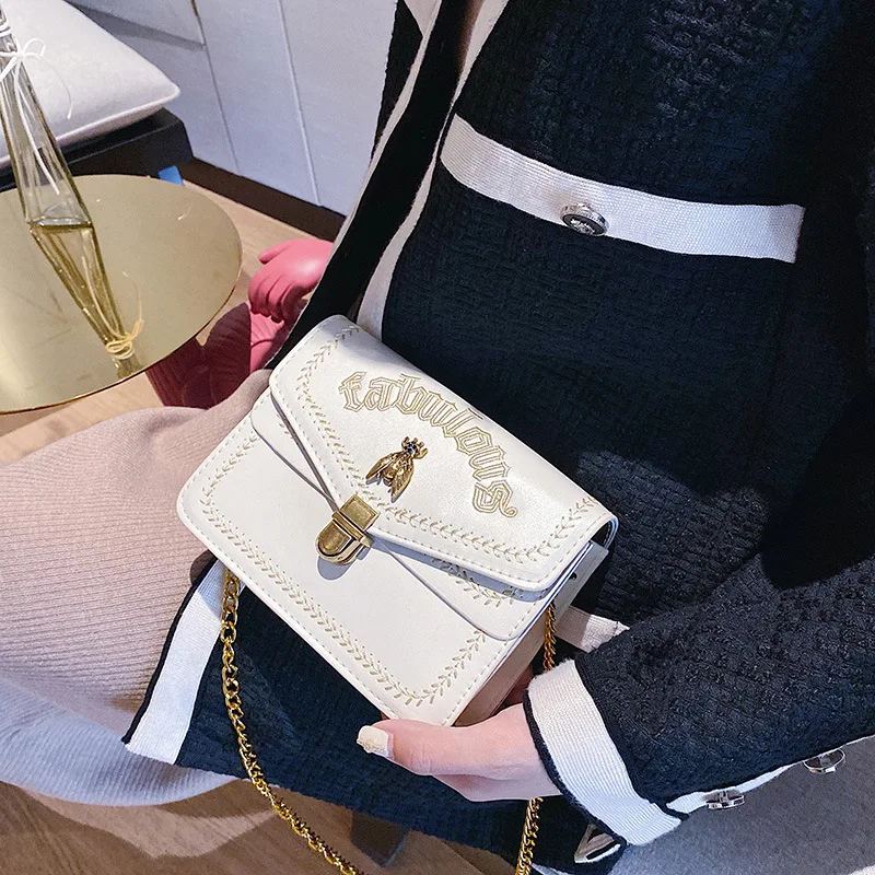 Женская сумка с вышивкой в виде пчелы вместительная на цепочке женская