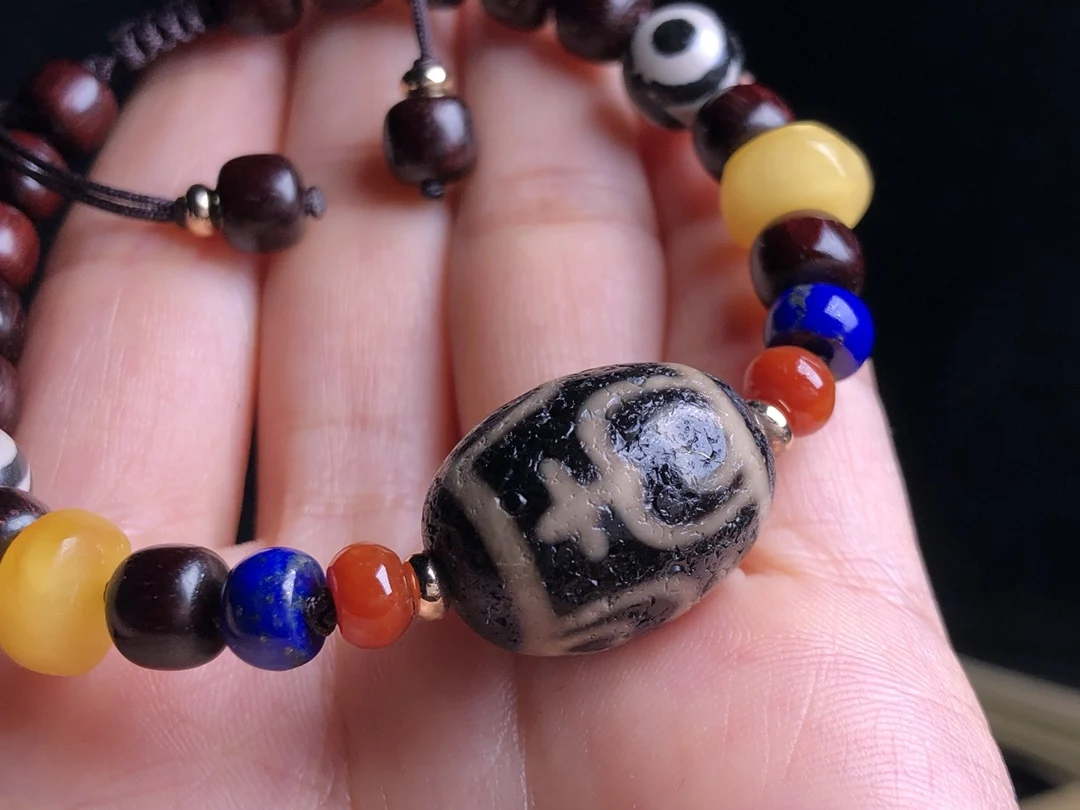 

Supreme Aquarius Three-eyed Old Dzi Bracelet Leaflet Red Sandalwood Natural Amber Southern Red Lapis Lazuli High-end Classical