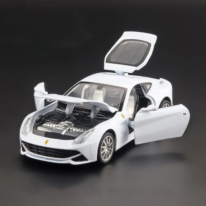 Игрушечный автомобиль из металлического сплава Ferraris F12 в масштабе 1:32 литой и