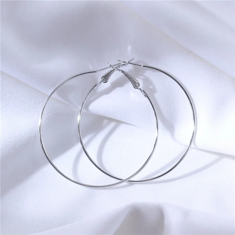 Женские гладкие серьги кольца оверсайз золотого и серебряного цвета вечерние