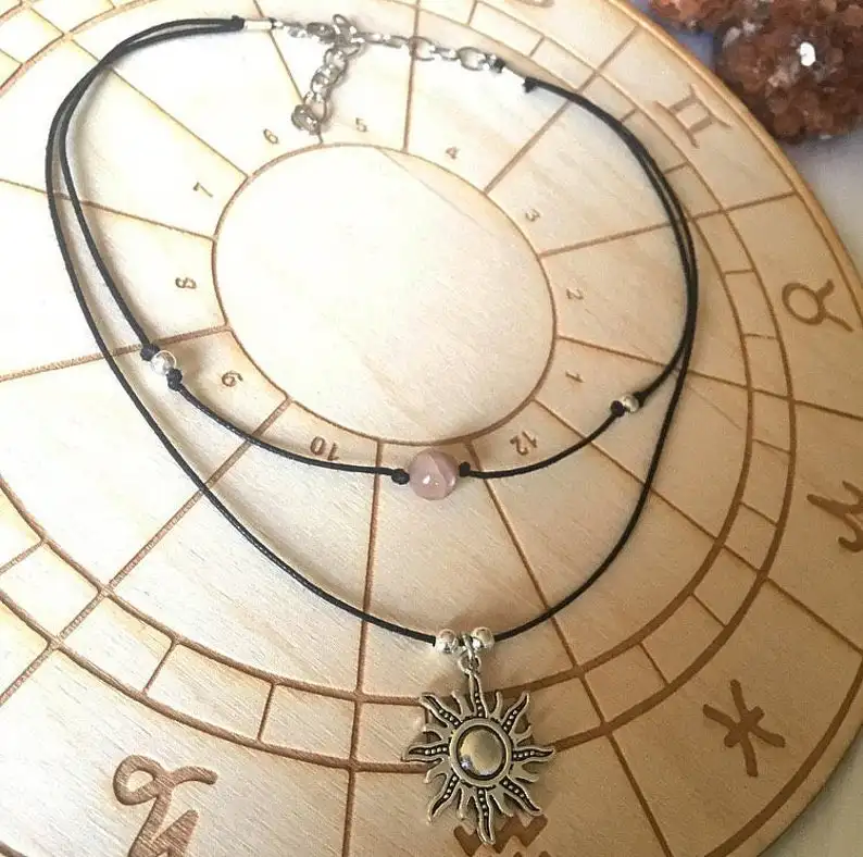 Ожерелье солнце l с украшением в виде кристаллов ­ дважды оборачивающийся вокруг