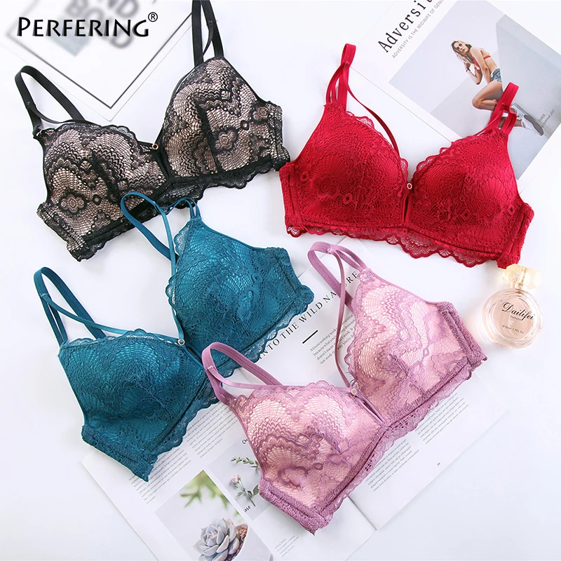 Комплект женского кружевного нижнего белья из трусиков и бюстгальтера с чашкой