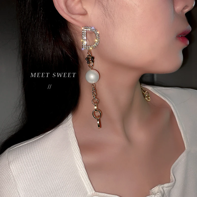 

Korean Trendy Simple Letter Shiny Crystal Gold Pendant Earrings for Woman Fashionable Statement Earrings New Jewelry Accessories
