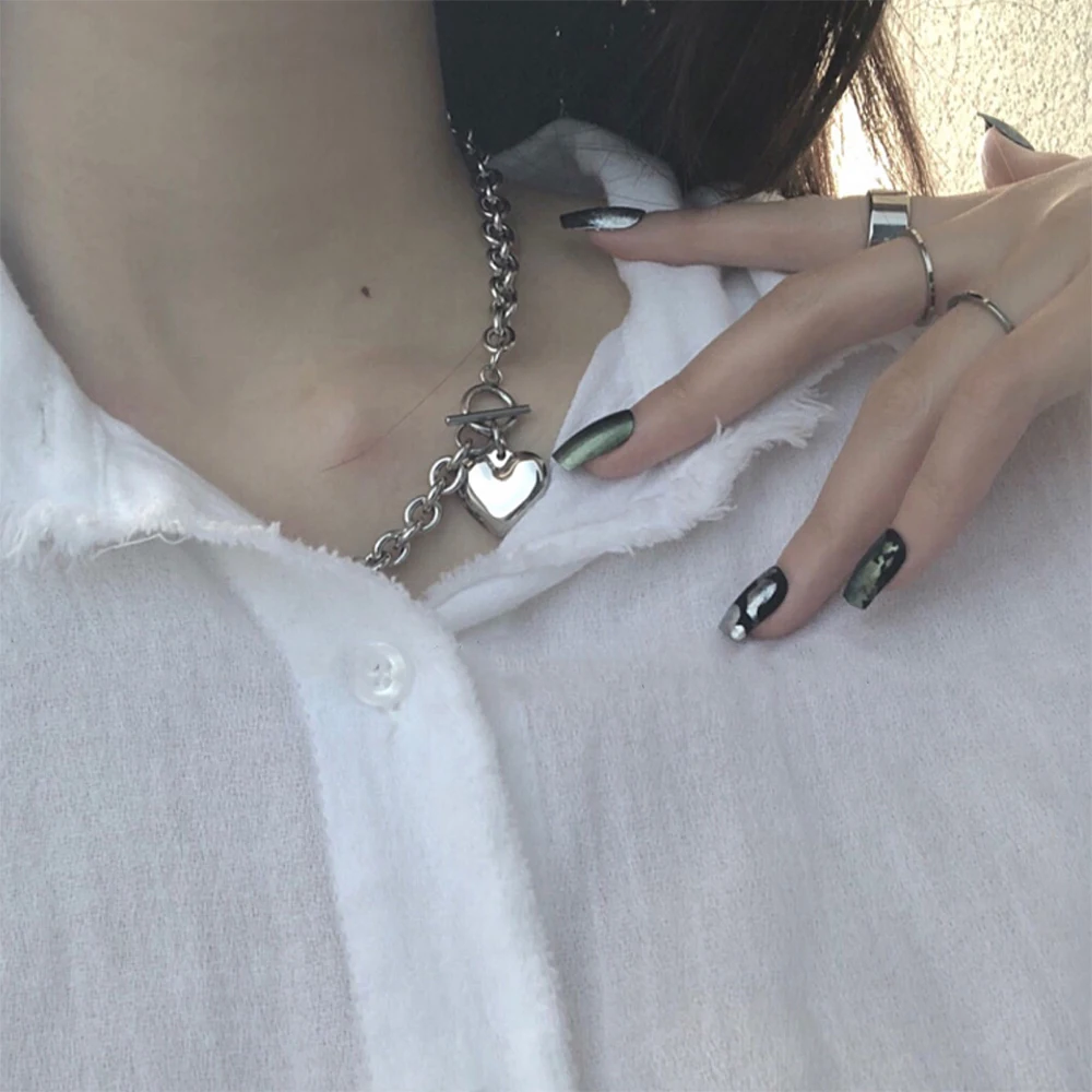 Ожерелье женское серебристого цвета с подвеской в виде большого сердца длиной до