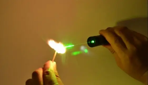 NEW high powered military 500000M 532nm Green Laser Pointers Flashlight focusable burning match burn cigarettes SD 303 |