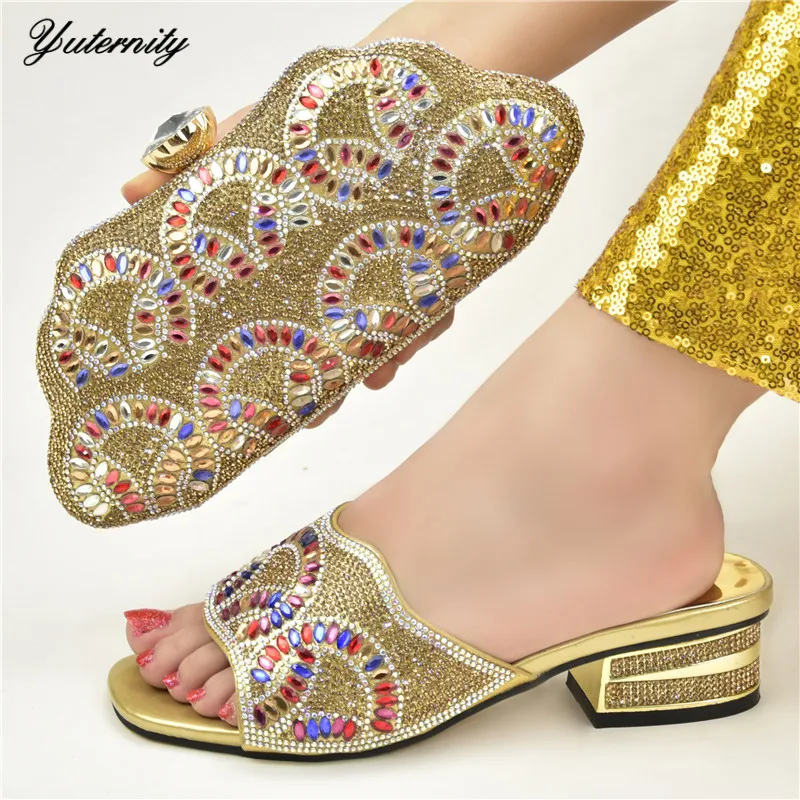 Модный комплект: итальянская элегантная Стразы обувь и подходящая сумка в