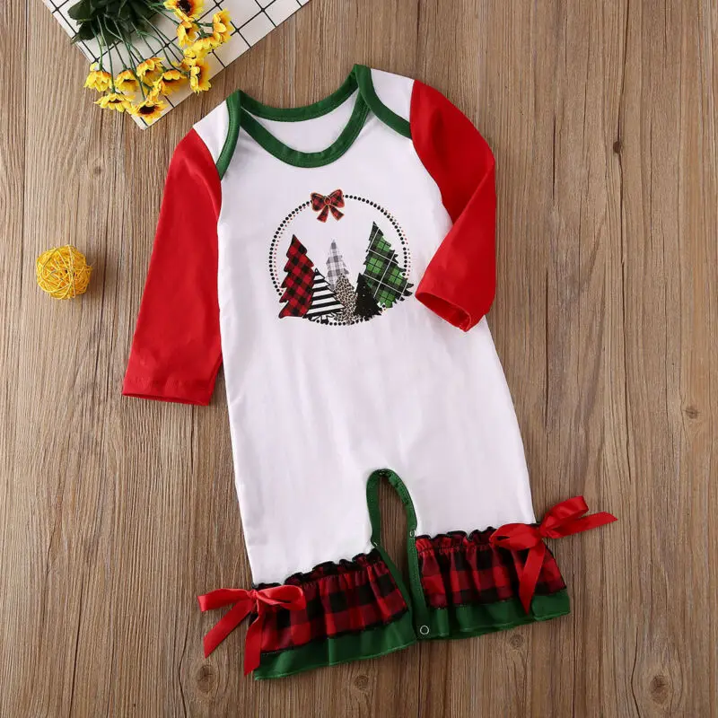 

На Рождество для малышей, одежда для маленьких девочек Комбинезон с кружевным гофрированным воротником; Одежда с рождественским наряд с изображением новогодней елки и узел Брюки-клеш Детский комбинезон