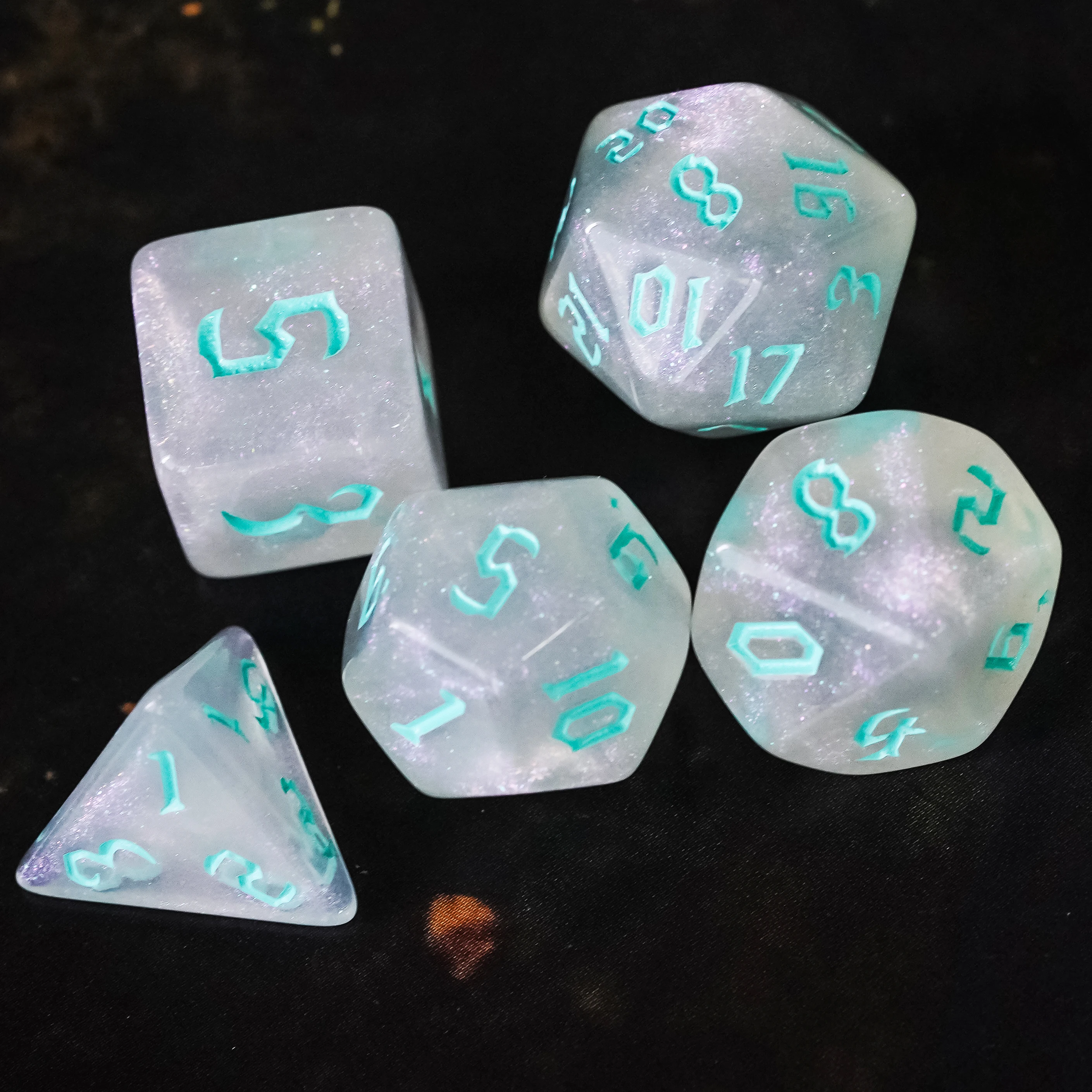 Poludie 7 шт./компл. голубой шрифт игральные кости DND Set D4 D6 D8 D10 D % D12 D20 полупрозрачные