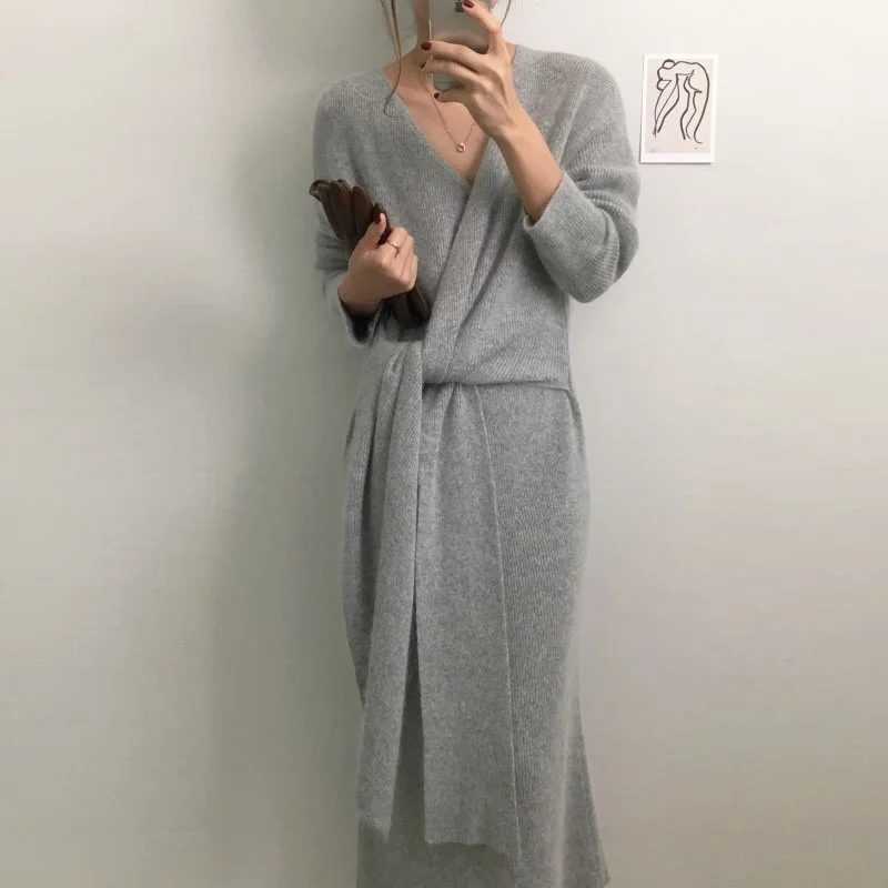 

Dressed in Women's Knitted-out Sweater with a Belt, New Korean Long Sweater with Soft and Warm Mesh for Autumn and Winter,