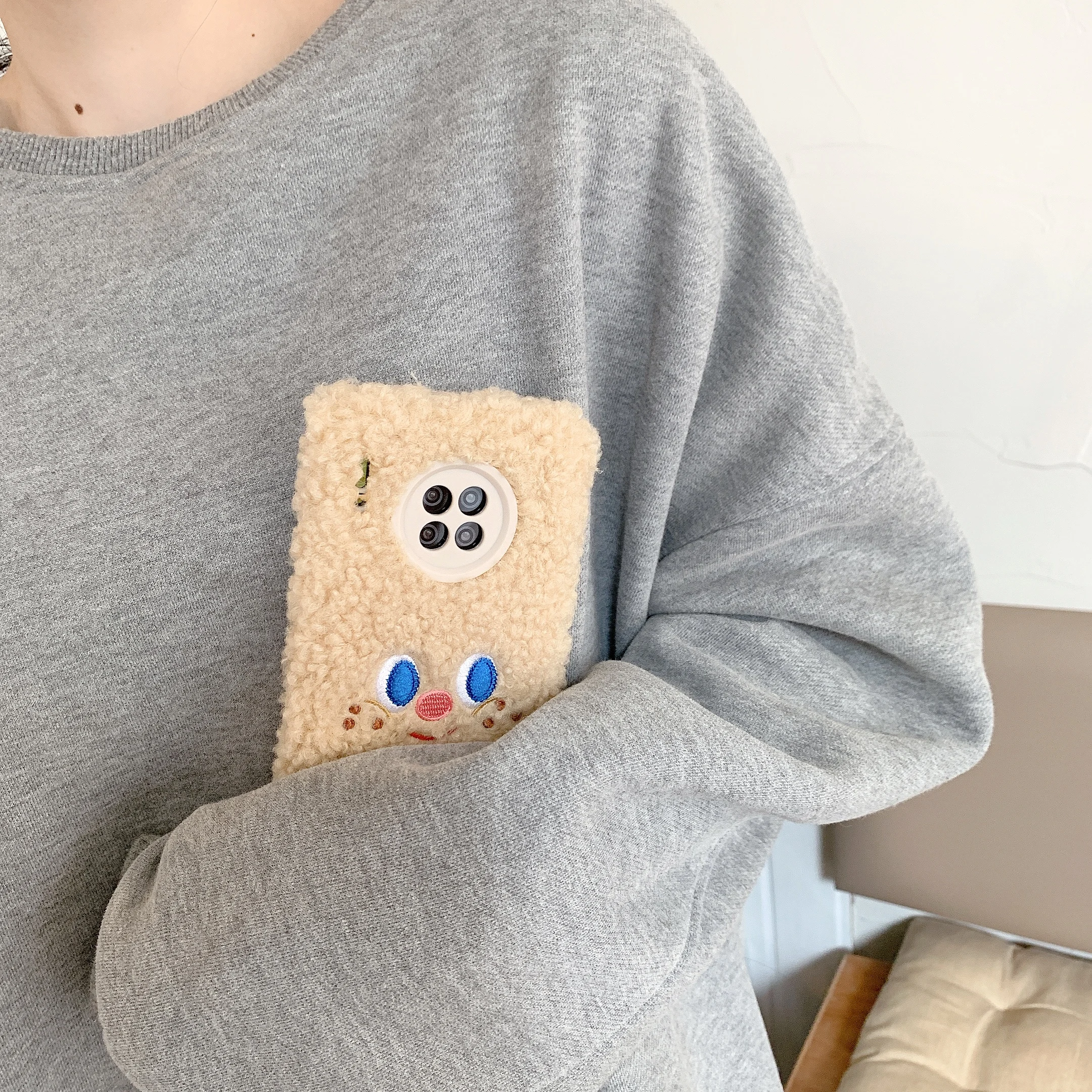 

Plush embroidery-brown smiley face suitable for HUAWEI P30 pro mobile phone case nova5/6/ 7/mate 40 protective cover