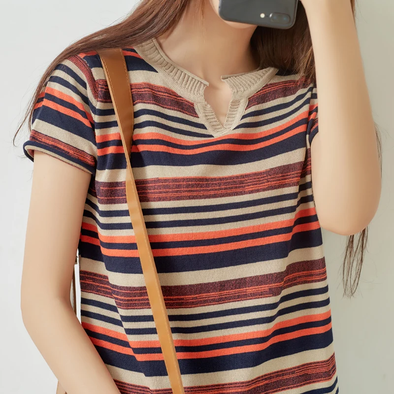 Женская футболка контрастного цвета в радужную полоску с коротким рукавом