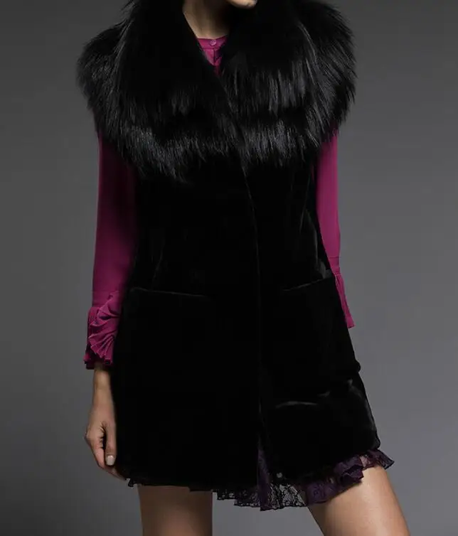 

Женский жилет средней длины, с имитацией лисьего меха