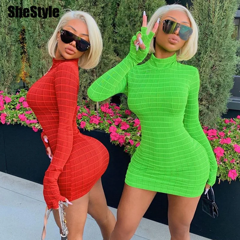Женское вечернее платье водолазка shstyle облегающее неоновое в клетку с рукавами и