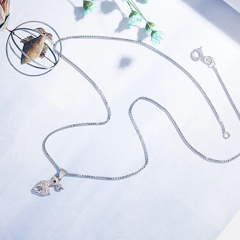 Элегантная яркая подвеска в виде оленя с инкрустированными фианитами цвета