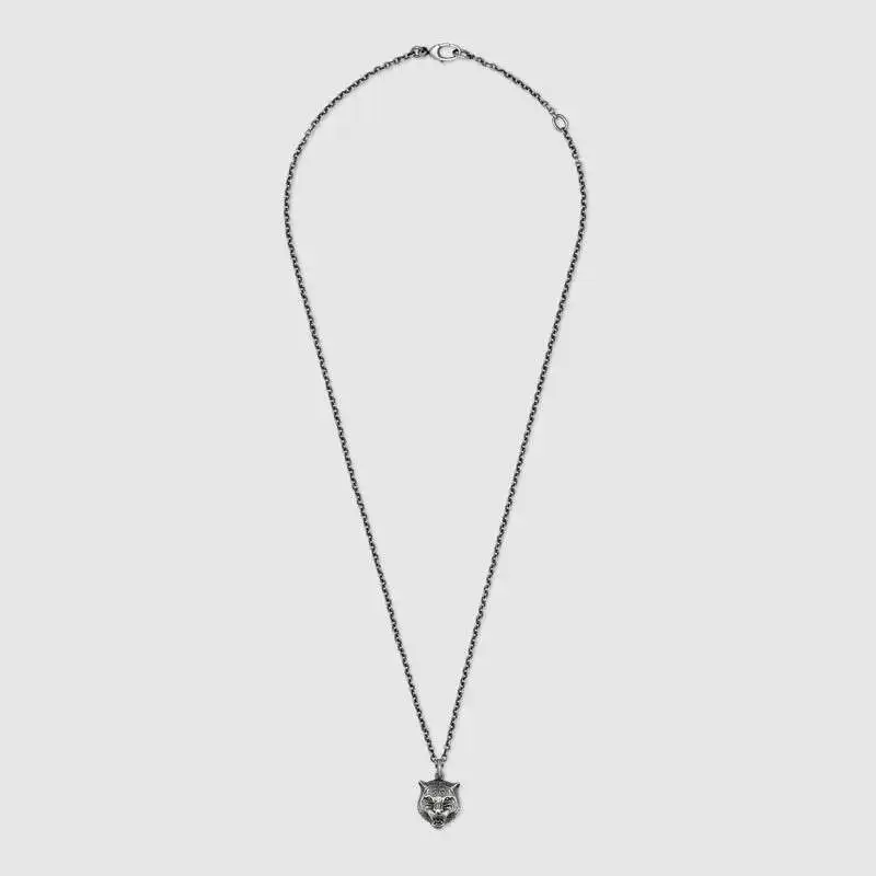 

Classic fashion 1 forth a silver necklace