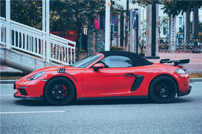 

Подходит для передних губ, губ и задних крыльев Boxster 718 модифицированный с Cmst углеродным волокном