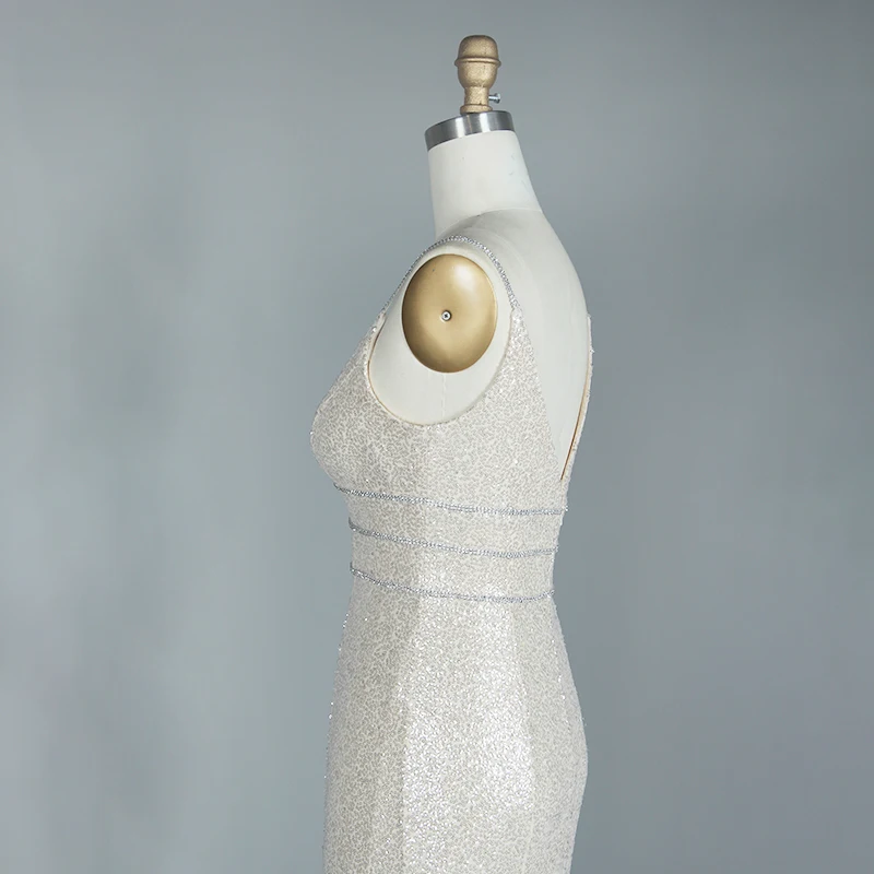Женское вечернее платье белого цвета с глубоким v образным вырезом и блестками