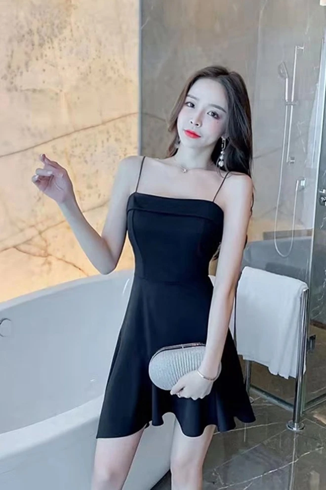 

Take care of the personality of the new temperament irregular strapless A- shaped suspenders slim inside with small black