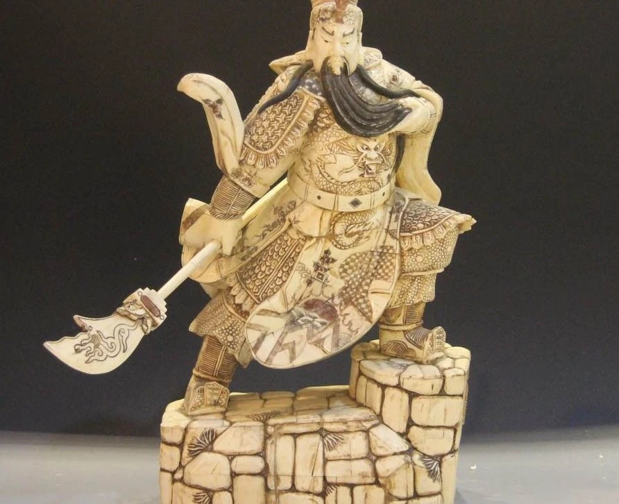 Китай крупного рогатого скота кости ручной работы резной дракон Гуань Гун Юй