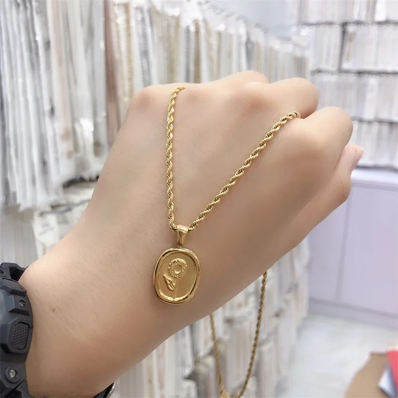

Women Jewelry Twist Chain Rose Charm Necklace Titanium With 18K Gold Punk Party T Show Runway Designer Club Japan Korean