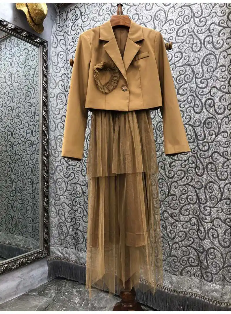 

Женский костюм из блейзера и сетчатого платья, осень 2021