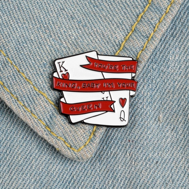 Забавные меме Покер Баннер эмаль Pin Hearts.Q / K Король Королева пара Броши Эмаль