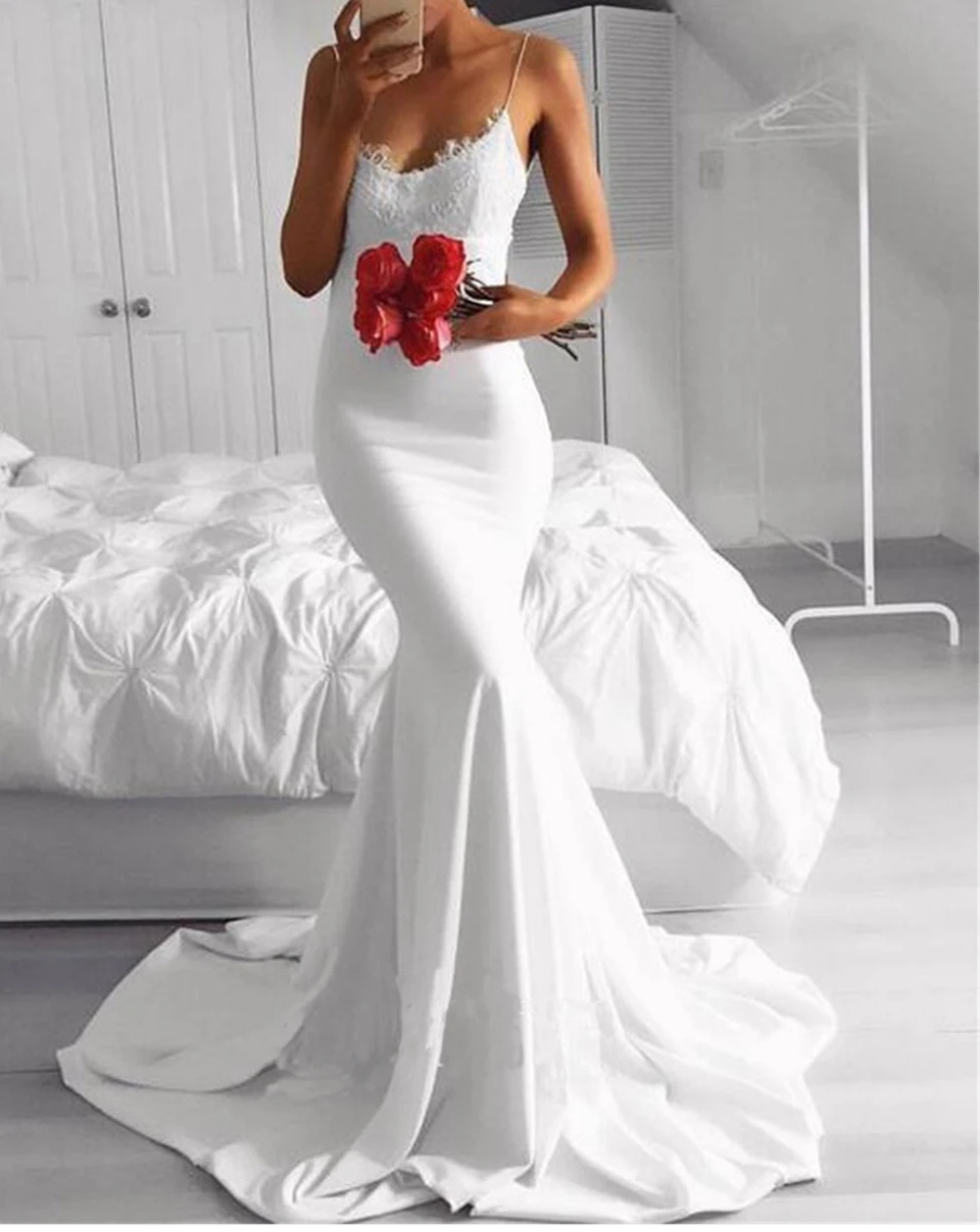 Женское атласное платье Русалка Lanvendia черное цвета слоновой кости для выпускного