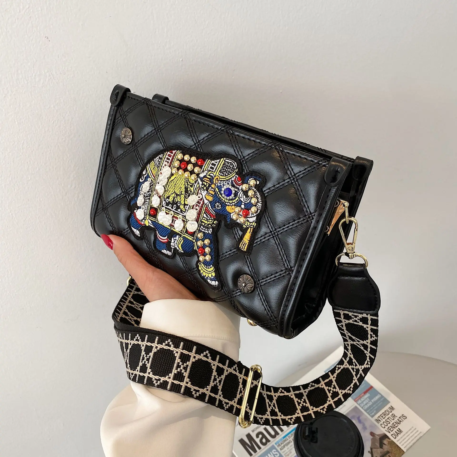 

Large-capacity handbags women's crossbody bags new fashion trend ladies shoulder bag embroidery baby elephant messenger bag