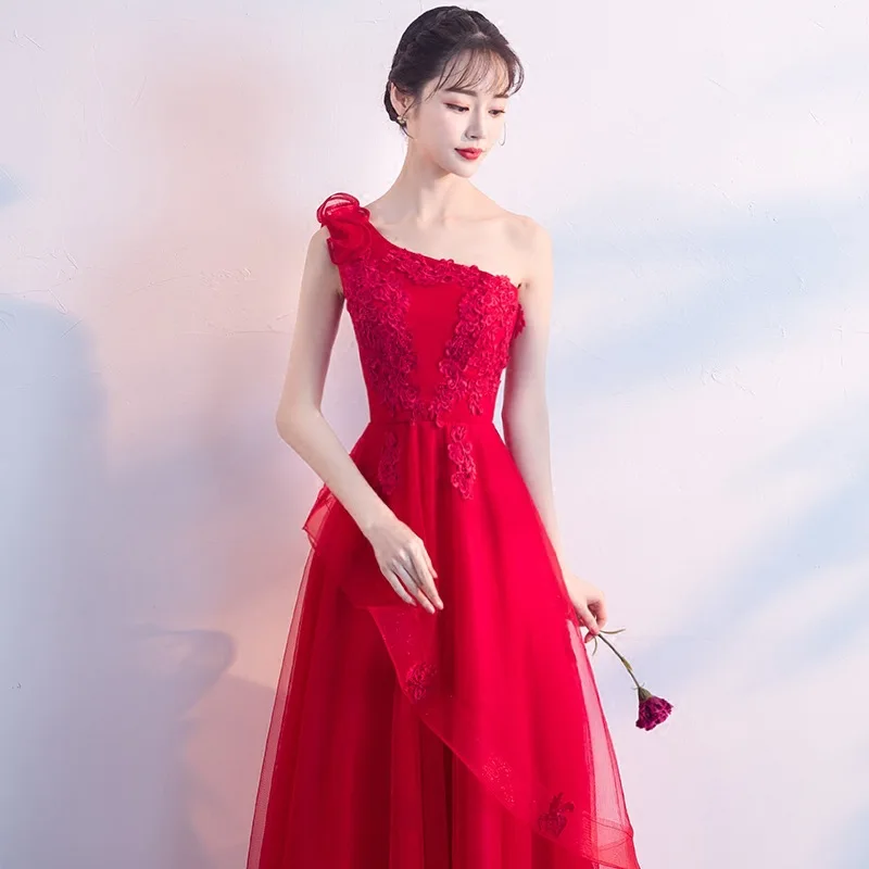 Красное женское длинное вечернее платье без рукавов с одним открытым плечом