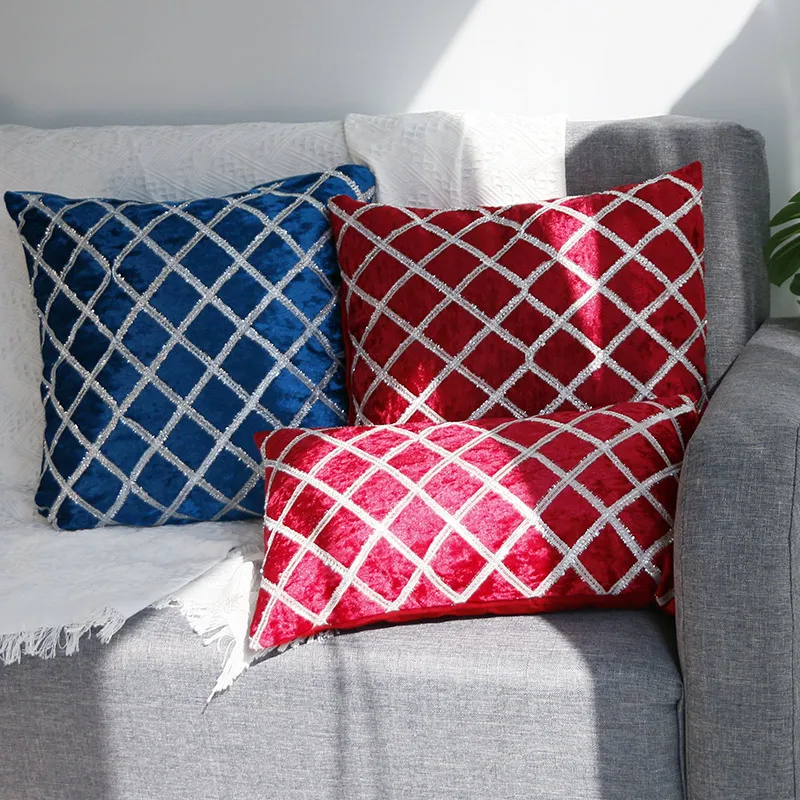 Подушечный чехол ручной работы с элементами скандинавской вышивки и атласными лентами для декорирования дома и гостиной на белом диване размером 50x30 и 45x45 см.