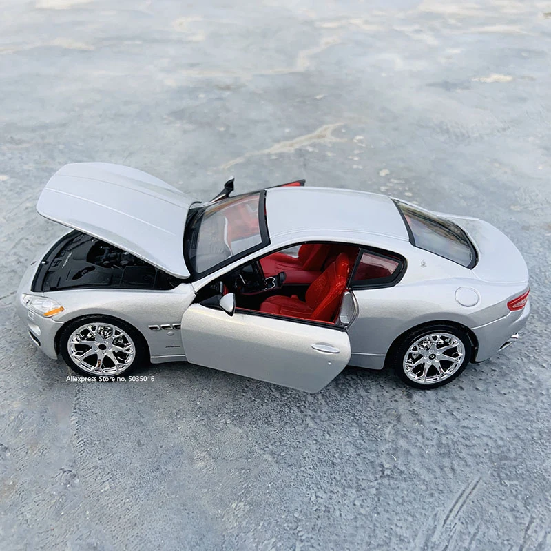 

Bburago 1:24 Maserati Quattroporte Static Die Casting Car Collection Model Car Toy simulation alloy model crafts decoration