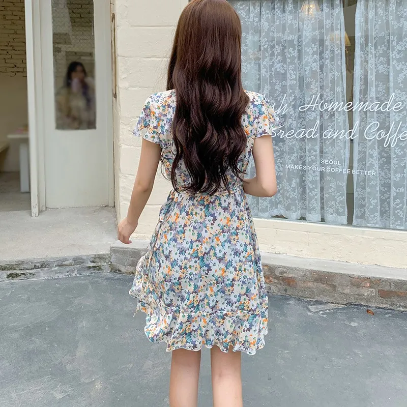 Женское платье с V-образным вырезом цветочным принтом и коротким рукавом |