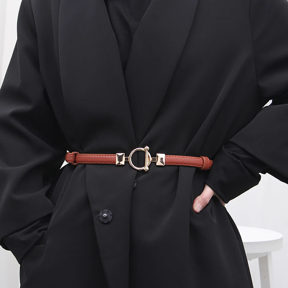 

Новый женский кожаный тонкий ремень, металлическая простая пряжка с крючком, регулируемый ремень на талию для брюк, платьев, декоративный п...