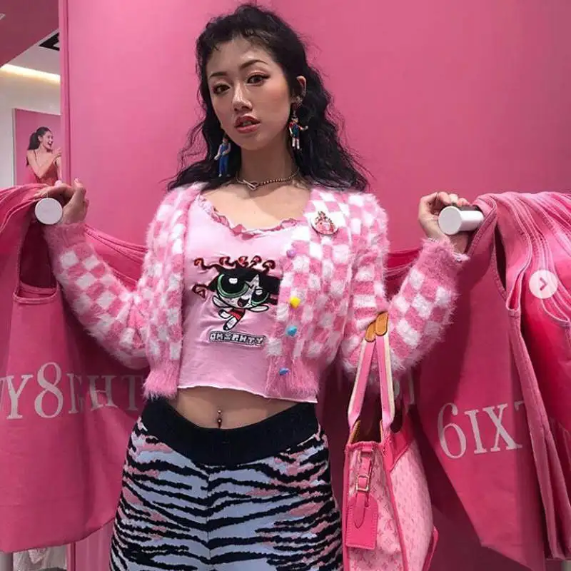 Женский укороченный свитер в клетку розовый пушистый джемпер с длинным рукавом и