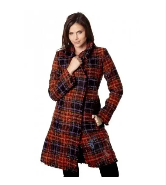 

Женское облегающее пальто в шотландскую клетку, с вышивкой