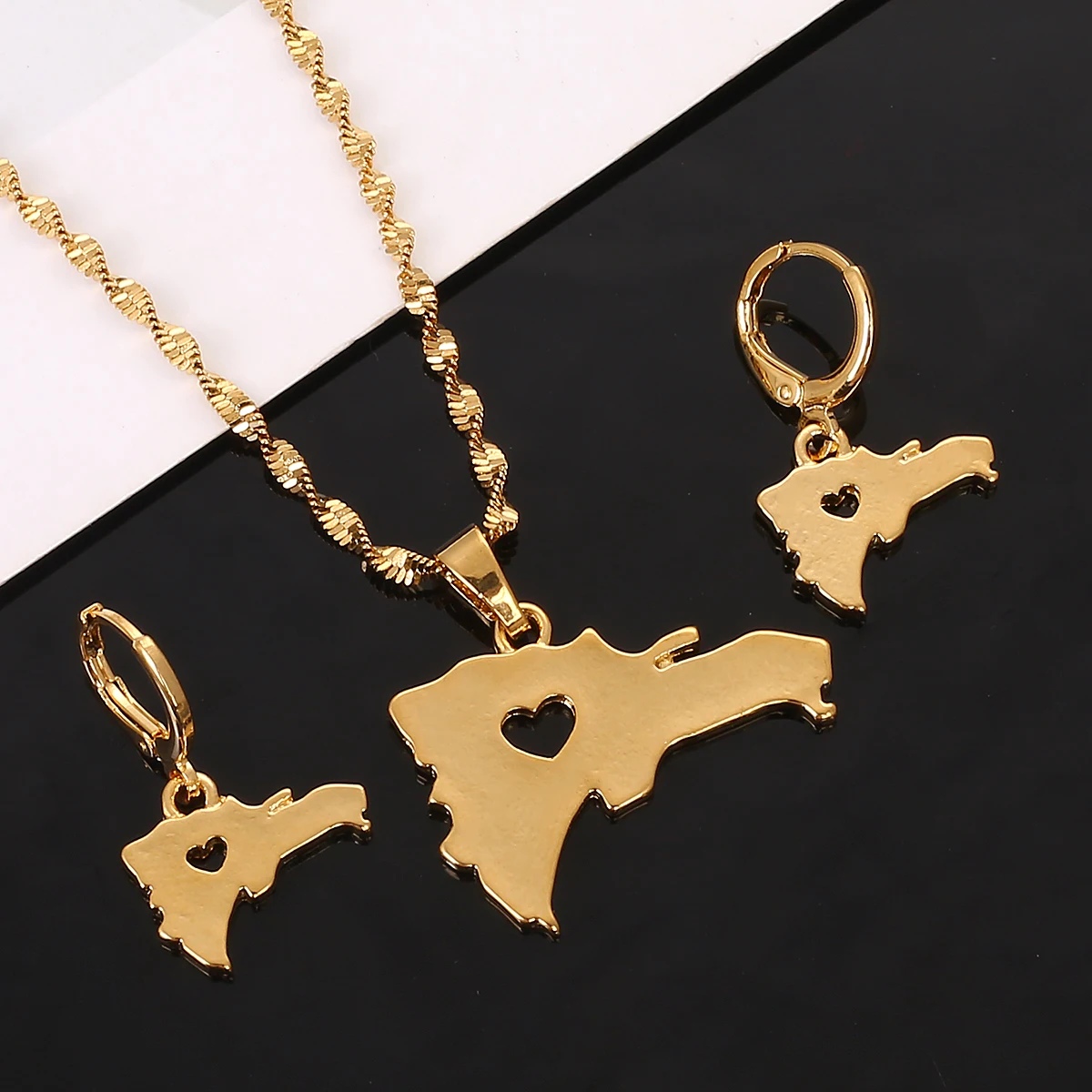 Ожерелье с подвеской в виде сердца из нержавеющей стали картой Доминиканской